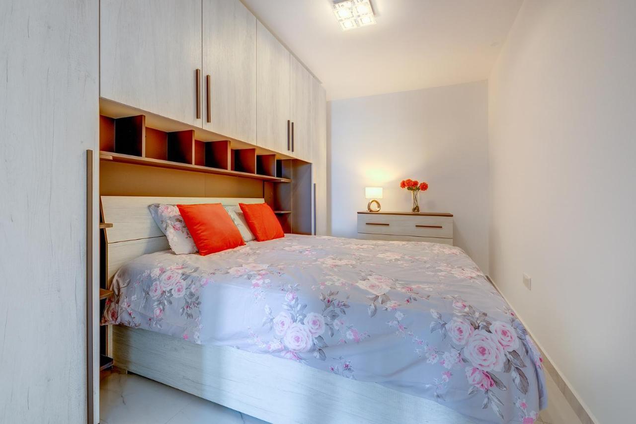 Splendid 2Br Apartment, Steps To St Georges Bay Saint Julian's Εξωτερικό φωτογραφία